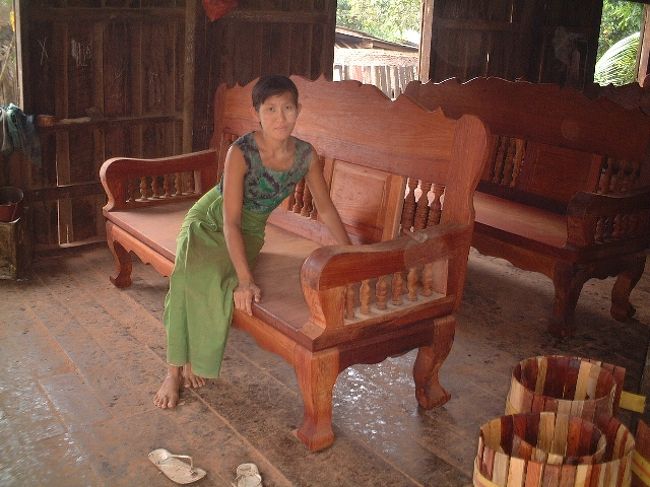 さっそくまち歩き開始！<br />家具工房発見<br />サンドペーパーで磨きだし作業中