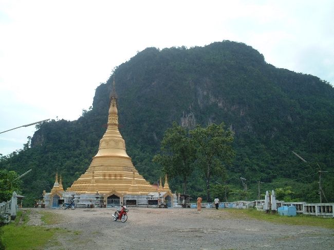 市場でバイクタクシーをチャーター<br />山の上のお寺を案内してもらうことに…<br />Damageye Pagode<br />彼に聞くとこう書いてくれました。