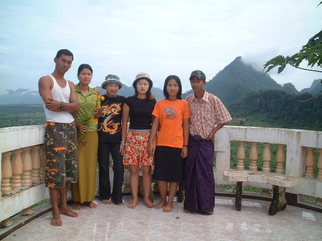 パゴダに来ていたミャンマーの人たち<br />