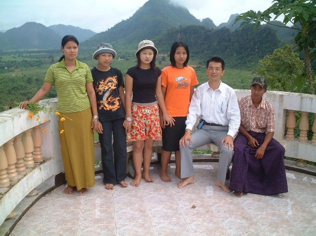 パゴダに来ていたミャンマーの人たち<br />いっしょにパチリ！