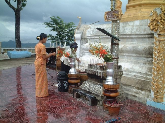 お参り中を失礼して<br />お母さんと娘さんかな？