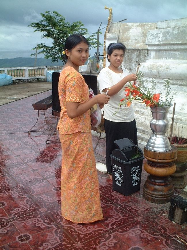 お参り中を失礼して<br />お母さんと娘さんかな？