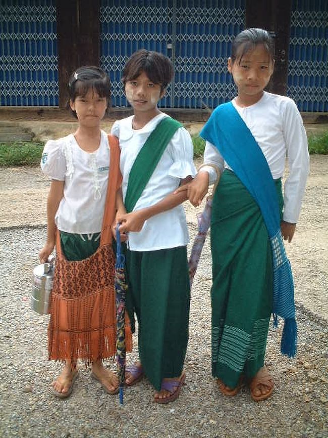 タイに戻って来ました。<br />スリーパゴタパス(Chedi Sam Ong)の小学生たち<br />ミャンマー仕様です。