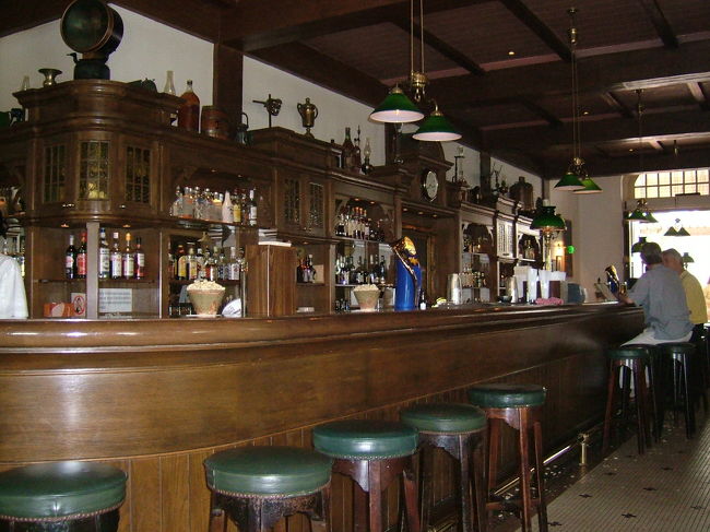 ラッフルズホテルのロングバー。<br />イメージとかなり違った。床が落花生のカラだらけで<br />衛生上イマイチだった。<br />…シンガポールスリングも自分が作ったほうが…？<br />いやいや、そこまでは言うまい。