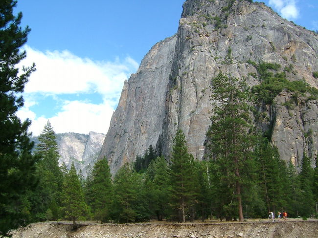 エルキャピタン？？不明。。。こうしてみると、カナディアンロッキーと景色が似ている。