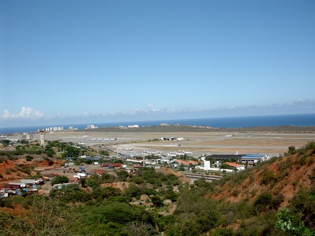 カラカスの空港（シモンボリバル空港）は街から離れた海沿いにある。