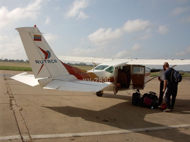 シウダボリバルからカナイマまではこんな飛行機で行きます。<br />ちなみに私はパイロットの隣、副操縦席に座らせてもらいました。セスナ大好きなんです。