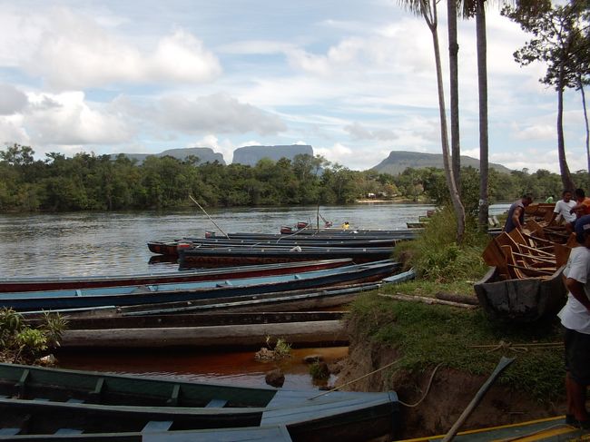 カナイマからサルトアンヘルまでは普通こんな船で川を登ります。いろいろなツアーがあるようですが、私は一泊二日で滝を見に行くことにしました。