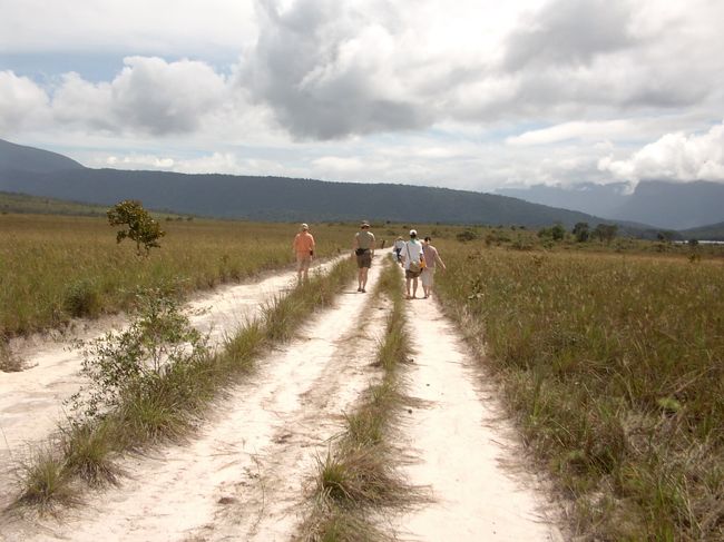 途中、徒歩で島を横断