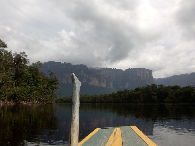 川の水は独特の黒茶。地元の人はなぜかコカコーラと呼ぶ