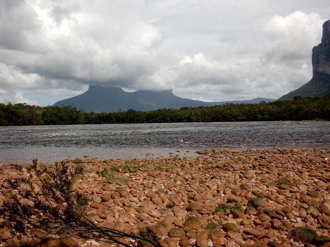 途中、ボートが故障してこんなとこに置き去り・・・<br /><br />結局この日は予定していた島につくことが出来ず、途中の空き地でキャンプ。