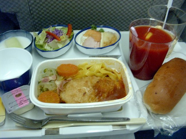 旅のはじまりはＪＡＬで。<br />実はこの旅、超格安のせいか直前まで航空会社が分からなかったんですが、運良くＪＡＬ。<br />実は私、海外でＪＡＬは初めて、さすが、サービスはきめ細かく丁寧、日本語も気兼ねなく使えるし、快適でした。