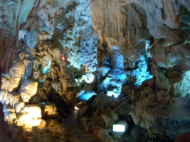 鍾乳洞がライトアップされている