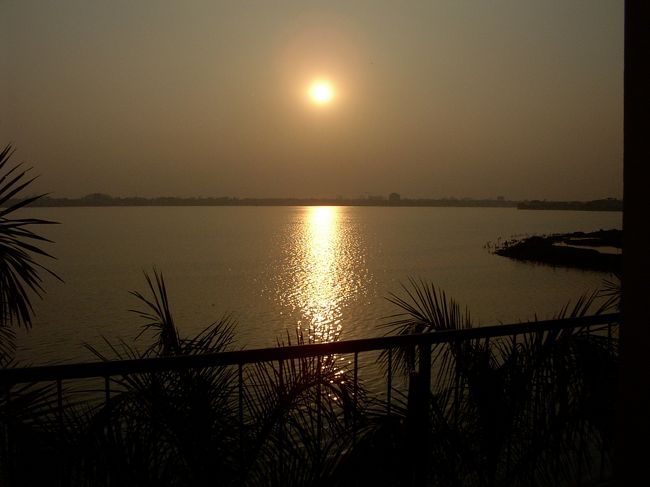 ホテルは中心地から離れた、西湖に面したリゾート。<br />結婚式をみた。