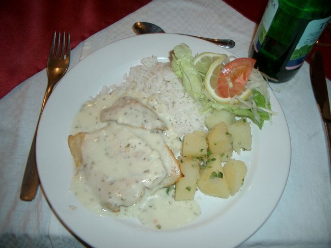 センテンドレを5時20分に出発し6時15分にブダペストのレストランに到着。まずはお食事。