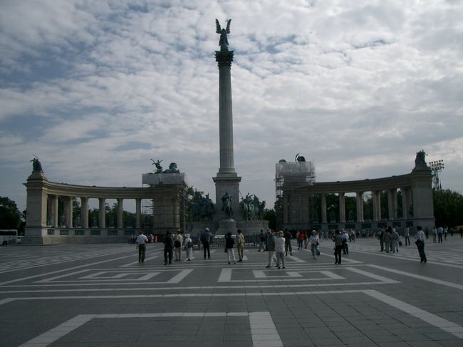 バスを降りての見学の最初は『英雄広場』です。歴代王や英雄の像がみものです。