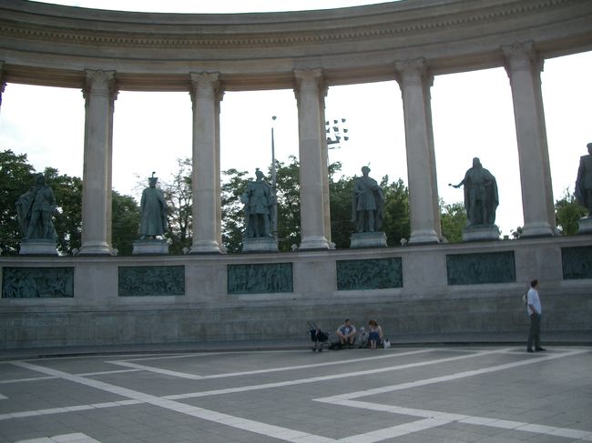 英雄広場の英雄像