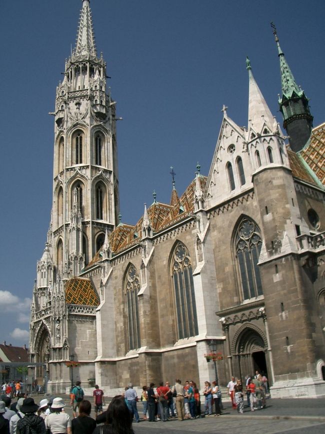 英雄広場〜聖イシュトヴァーン大聖堂の次は、バスでくさり橋を渡り王宮の丘見学。最初はマーチャーシュ教会です。