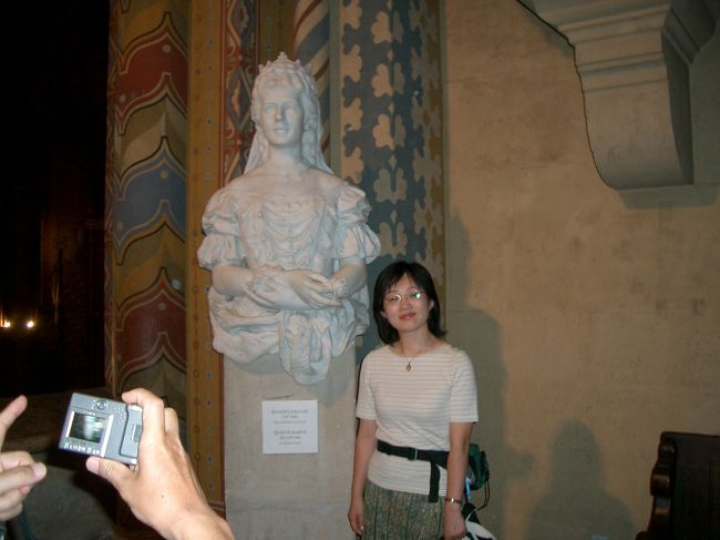マーチャーシュ教会の中も見学。絶世の美女といわれる『エリザベトの像』とその横で、大胆にも写真におさまるわが奥様(^^ゞ　それにしても左下のカメラ・・・私ではないぞ。