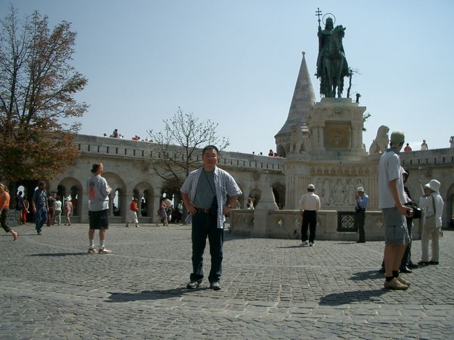マーチャーシュ教会がある広場を三位一体広場といいます。写真は三位一体広場にある聖イシュトヴァーンの騎馬像。その後ろは漁夫の砦。