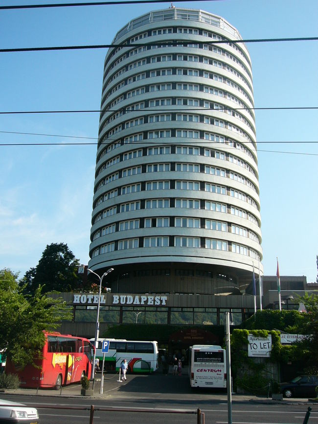 　こちらが宿泊したホテルブダペストです。ここに来るまでにロンドン乗り継ぎで２０時間弱かかりました。到着した翌日は快晴！朝からけっこう暑いです。