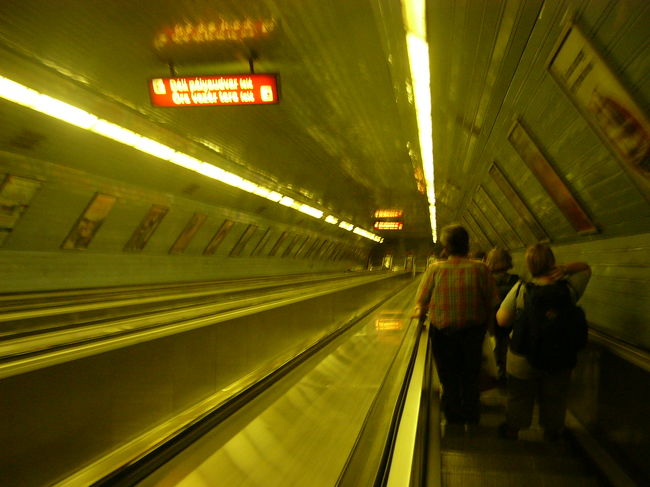 　観光の足はトラムや地下鉄で。1日乗り放題の券を買えば移動もらくらく♪こちらがうわさの超高速のエスカレーターです。かなり深いです。