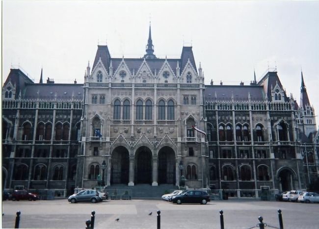 国会議事堂です。ツアーが一日何回かあってそのためにチケットを買わないと中に入れないんです。知らずに行った私たち。ツアーは終わっていて中に入れませんでした。日本語のツアーもあります。午前中からチケットは売っているそうです。入りたい人はお早めに！