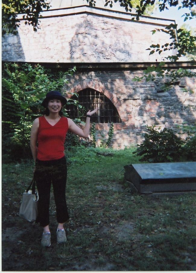 見づらいですが、後ろにあるのは「キラーイ温泉」です。ブダペストには温泉があるんですよ。この温泉施設は日替わりで入れる性別が変わります。（月水金は男性かな？）いくつかの種類とサウナがあって、すごくさっぱりします。お湯はぬるめなので長い時間入っても大丈夫。エステもやってくれるみたい。難点は夕方で閉まってしまうので夜に入れないことかな。