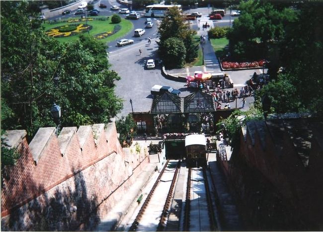 観光のメイン王宮は丘の上にあるんですが、そこからくさり橋へ降りるためのロープウェー（ゴンドラ？）です。これに乗らなくてもおりれますが、眺め良いと思います。所要時間はたぶん２〜３分かな。。。
