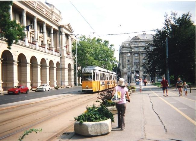 黄色い物体はブダペスト市内を縦横無尽に走るトラム（市電）です。かわいいですよね〜国会議事堂前にて撮りました。
