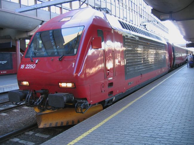 オスロ駅でのベルゲン鉄道の特急列車<br /><br />An express train of the Bergen Railway (Bergensbanen) at Oslo Sentralstasjon 