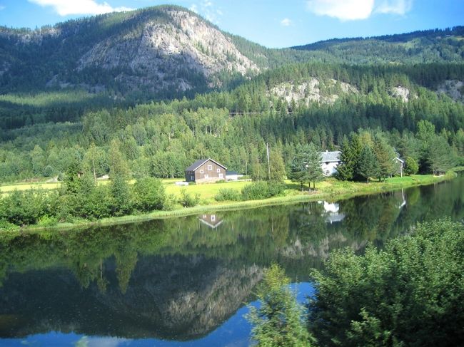 車窓から見た風景 : <br />時には、静かで穏やかに見える流れがありました。<br /><br />A views from the window of the train : <br />Sometimes, there were streams looking still and gentle.