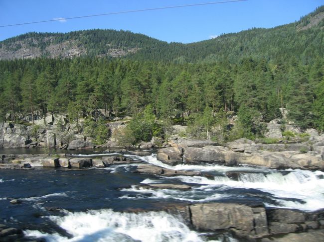 車窓から見た風景 : <br />時には、速く激しく見える流れがありました。<br /><br />A views from the window of the train : <br />Sometimes, there were streams looking fast and intense.