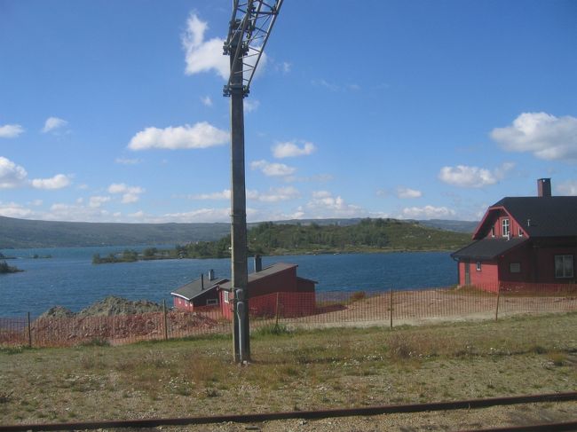 ウスタオセ駅停車中に見たウステヴァトン湖<br /><br />Lake Ustevatn, seen while the train was stopping at Ustaoset Station