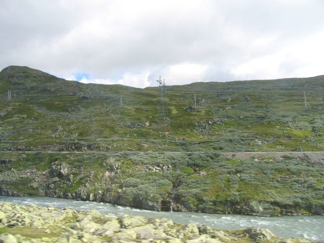 車窓から見た風景 : <br />フィンセ駅の近く。フィンセ駅は海抜１２２２メートルのところにあり、ベルゲン鉄道の駅の中では最も高いところにある。<br /><br />A views from the window of the train : <br />It is near Finse station. Finse station is located 1222 metres above sea level and the highest of all stations on Bergen railway.