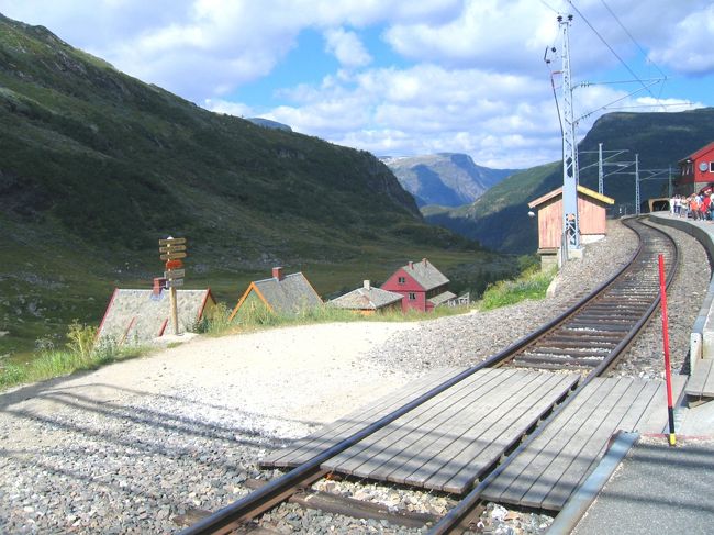 ミルダール駅 : <br />ミルダール駅はフロム鉄道の終点駅で、海抜８６６メートルのところにある。<br /><br />Myrdal Station : <br />Myrdal Station is a terminal station of Fl&amp;aring;m Railway and located 866 metres above sea level.