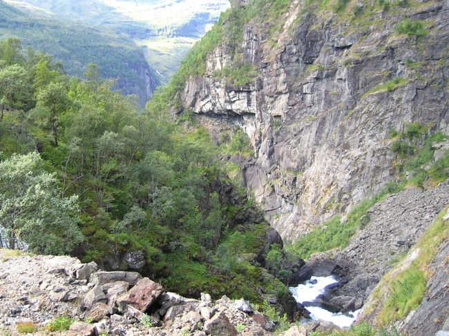 線路の下へと流れて行くヒョースの滝<br /><br />Kjosfossen Waterfall, flowing on below the rail track