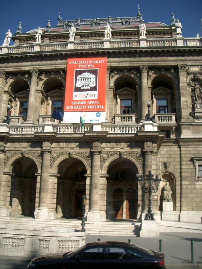 バスの中から国立オペラ劇場をパチリ。