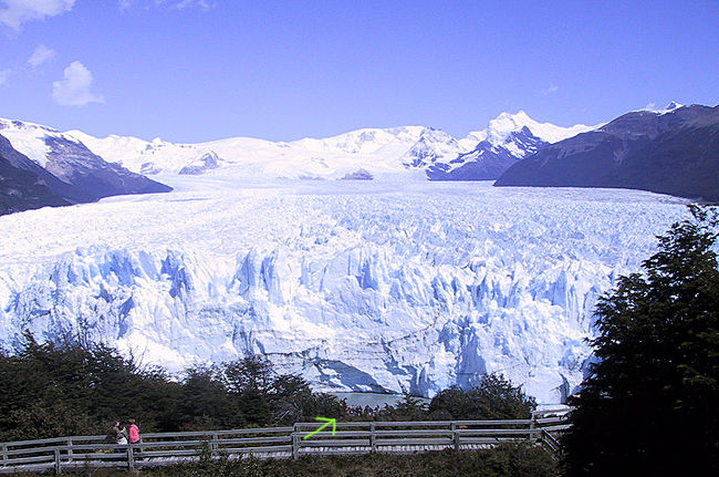 手前に人がいるの見えますでしょうか？<br />氷河の高さは60メートルくらい。<br />氷河がはがれる時の轟音は足元にズシンッーーーと響きます。