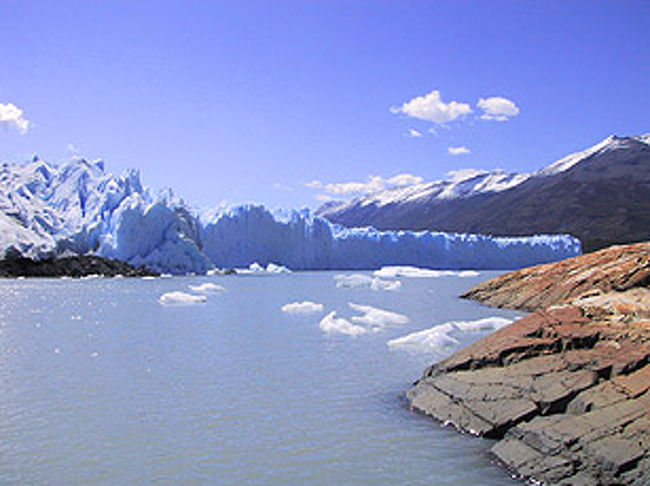 氷河のうかぶ湖はブルーの乳濁色