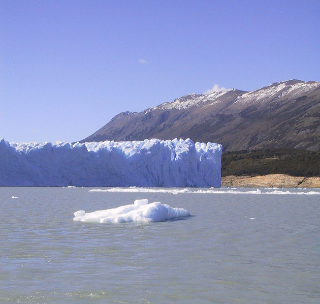 船から見た氷河。<br />浮かぶ氷はたたみ６畳ほどの大きな塊