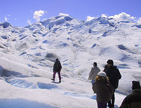 アイゼンを装着してトレッキングスタート