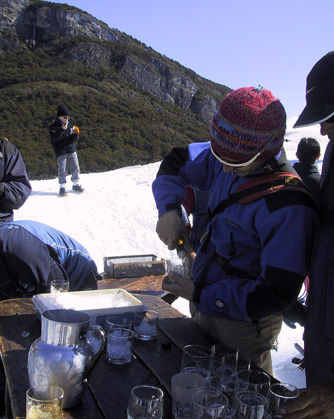 トレッキングの最後は氷河の氷で作ったウィスキーロックで！私は小川の水で水割りにしました。