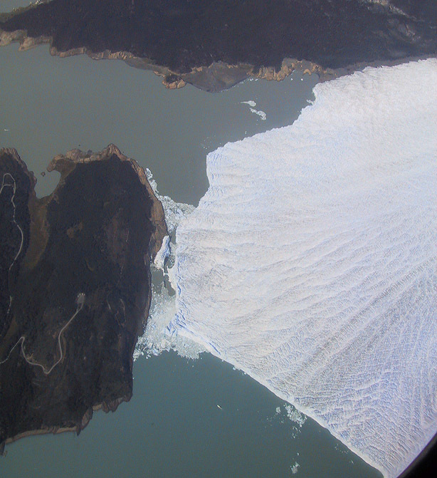 帰りの飛行機から見たペリトモレノ氷河。展望台の真上。<br />このようにきれいに見えるのは極まれなんだそうです。<br />展望台が晴れていても奥の氷床が曇っていると冷たい風が吹き夏でもとても寒いそうです。