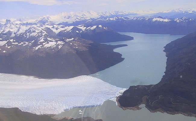 飛行機から見た氷河<br /><br />氷河日記いかがでしたか？<br />このトレッキングツアーですが英語かスペイン語のガイドしか<br />いないのですが<br />注意点は以下２点ですので気軽に参加なさってください。<br />・アイゼンを装着する時、運動靴の紐はきつめに結ぶこと。<br />・ガイドの後ろを１列になって歩くこと。<br /><br />是非楽しんで来てください！