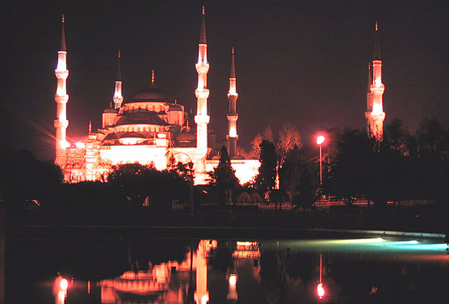 ブルーモスクのライトアップ<br />