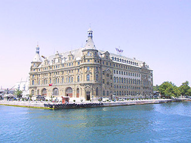 アジア側の終点駅、<br />海のすぐそばにある「ハイダルパシャ駅」