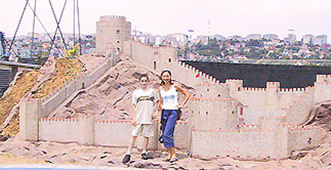 2003(?)年にできたテーマパーク「miniaturk」<br />遺跡などのミニチュアパークです。<br />この画像はルメリヒサールのミニチュア。<br />ミニアテュルクの旅行記もありますので<br />あわせてご覧下さいませ＾＾<br />http://4travel.jp/traveler/tabiatama/album/10007182/