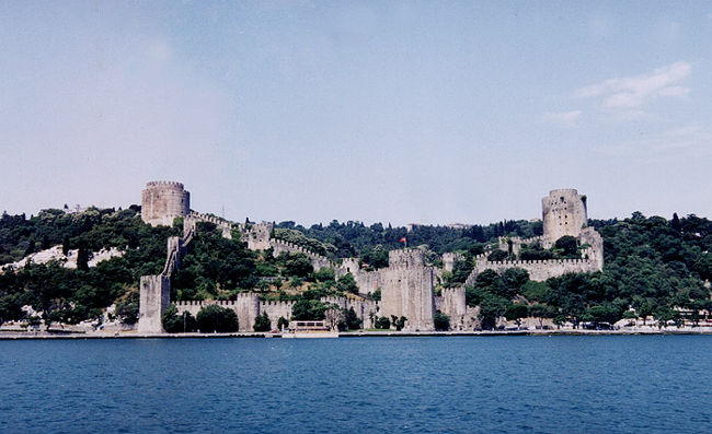 ボスポラス海峡から見たルメリヒサール<br />公共のフェリーから。<br />私設のボートクルーズはもっと近くを走ります。