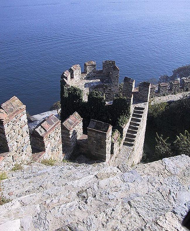 ルメリヒサールからボスポラス海峡を望む。<br />海に向かって階段が続いているみたいでしょう？<br /><br />ルメリヒサル↓<br />http://tabiatama.cool.ne.jp/turk/rhisar.htm